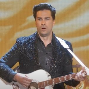 Video: Will Swenson and the Cast of A BEAUTIFUL NOISE Perform 'Sweet Caroline' at…