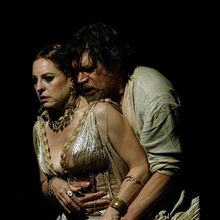 Crítica: LA NIÑA EN EL ALTAR at Teatro El Galeón Abraham Oceransky