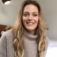 Living Room Concerts: JAGGED LITTLE PILL's Elizabeth Stanley