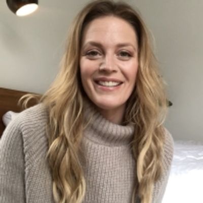 Living Room Concerts: JAGGED LITTLE PILL's Elizabeth Stanley