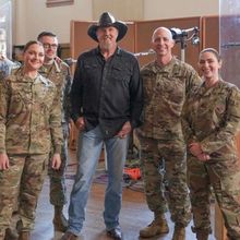 Trace Adkins to Host SALUTE TO SERVICE Veterans Day Special on PBS