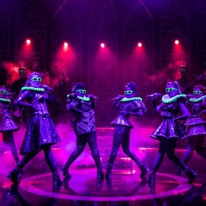 Review: SIX, Vaudeville Theatre