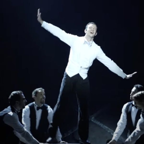 Video: Watch Footage from CANTANDO NA CHUVA (SINGIN' IN THE RAIN) in Brazil - Brazil Theater Video