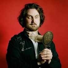 EDINBURGH 2023: Review: ALEXANDER BENNETT: I CAN'T STAND THE MAN, MYSELF, Gilded Ball