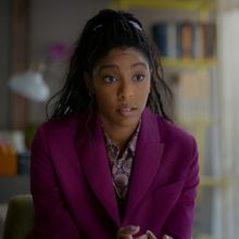 Video: Gaby Gives Alice Advice in Clip From Episode 5 of SHRINKING Season 3