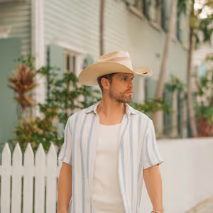 Feature: Dustin Lynch to Bring County Vibes to Sunset Station on May 23
