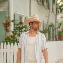 Feature: Dustin Lynch to Bring County Vibes to Sunset Station on May 23