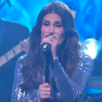 VIDEO: Idina Menzel Performs 'Christmas Just Ain't Christmas' on THE LATE SHOW