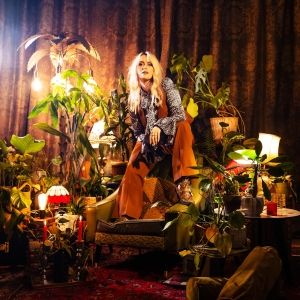 Review: EDINBURGH 2024: AMY MATTHEWS: COMMUTE WITH THE FOXES, Monkey Barrel Comedy…