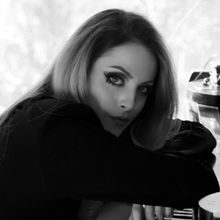 Review: Elizabeth Gillies Brings Nostalgia & Powerhouse Vocals to Café Carlyle