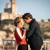 Video: Kaley Cuoco and Sam Claflin Star in New Trailer for MGM+ Series VANISHED