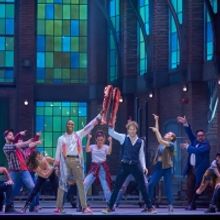 SORTEOS BWW: Sorteamos 5 pósters de KINKY BOOTS firmados por el elenco