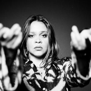 Carolina Oliveros Shares 'YA ROMPIMOS EL SILENCIO' From Debut Solo Album