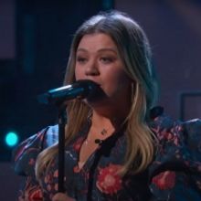 VIDEO: Kelly Clarkson Covers 'Blue Eyes Crying In The Rain'