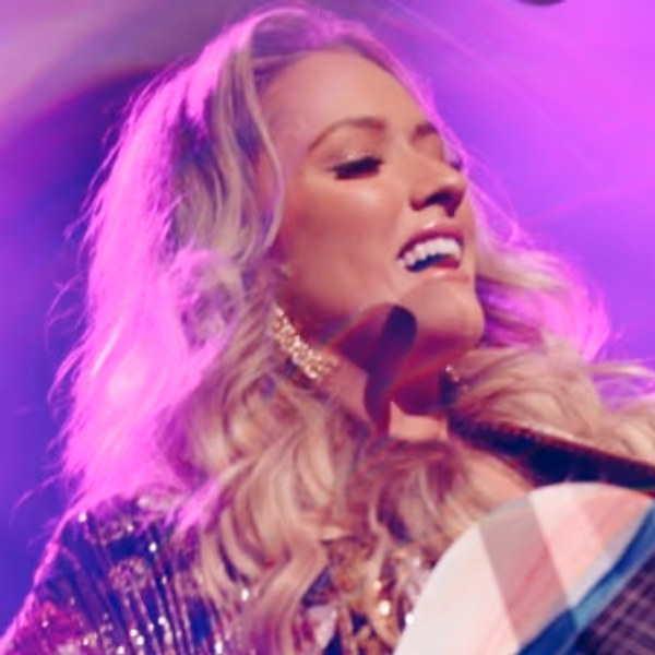 Emily Ann Roberts Lights Up First Weekend Of Blake Shelton's 'Back To The Honky Tonk' Photo