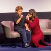 VIDEO: Idina Menzel Sings 'Let It Go' With a Young Fan at a FROZEN 2 Tour Stop