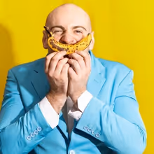 MAN SINGS THE SAME SONG OVER AND OVER AGAIN FOR AN HOUR to Make Edinburgh Fringe Debu