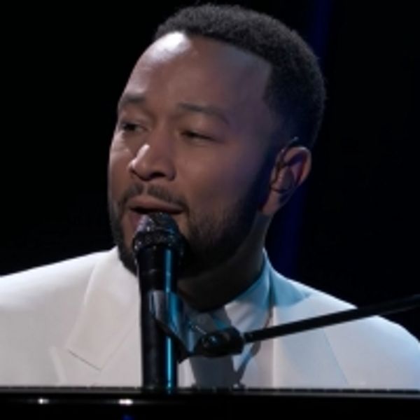 VIDEO: John Legend Performs 'Never Break' at the BILLBOARD MUSIC AWARDS - Broadway Theater Video