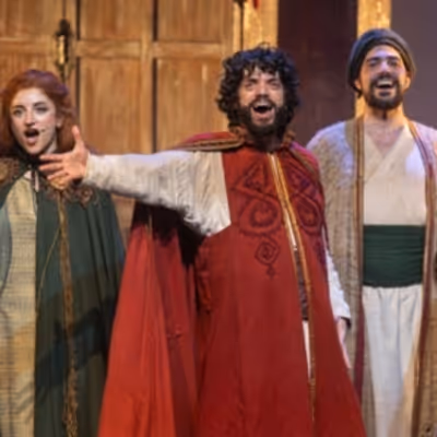 El elenco de EL M&Eacute;DICO, EL MUSICAL improvisa un concierto a bordo de un tren durante el apag&oacute;n