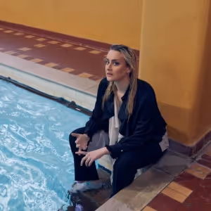 EDINBURGH 2023: Review: AMY MATTHEWS: I FEEL LIKE I'M MADE OF SPIDERS, Monkey Barrel