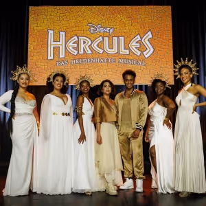 Die Cast der Weltpremiere von Disneys Musical HERCULES Steht Fest