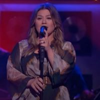 VIDEO: Kelly Clarkson Covers 'If I Were Your Woman'
