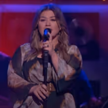 VIDEO: Kelly Clarkson Covers 'If I Were Your Woman'