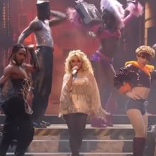 Video: Sabrina Carpenter Performs 'Tears' at 2025 VMAs