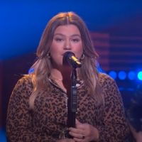 VIDEO: Kelly Clarkson Covers 'Everybody Knows' Video