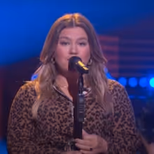 VIDEO: Kelly Clarkson Covers 'Everybody Knows'