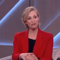 VIDEO: Jane Lynch Shows Off Her 80s Dance Move on THE KELLY CLARKSON SHOW Video