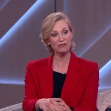 VIDEO: Jane Lynch Shows Off Her 80s Dance Move on THE KELLY CLARKSON SHOW
