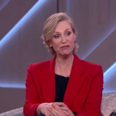 VIDEO: Jane Lynch Shows Off Her 80s Dance Move on THE KELLY CLARKSON SHOW