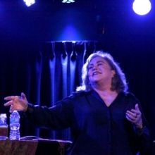 BWW Review: Kathleen Turner Rises To New Heights With FINDING MY VOICE at The Green R