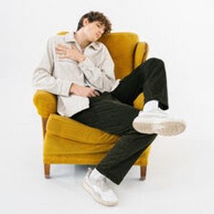JVKE Debuts New Song 'this is what autumn feels like'