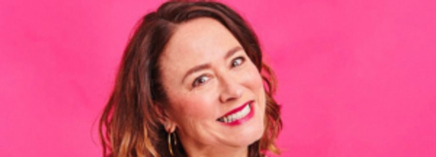 EDINBURGH 2019: Review: ARABELLA WEIR: DOES MY MUM LOOM BIG IN THIS, Assembly Image