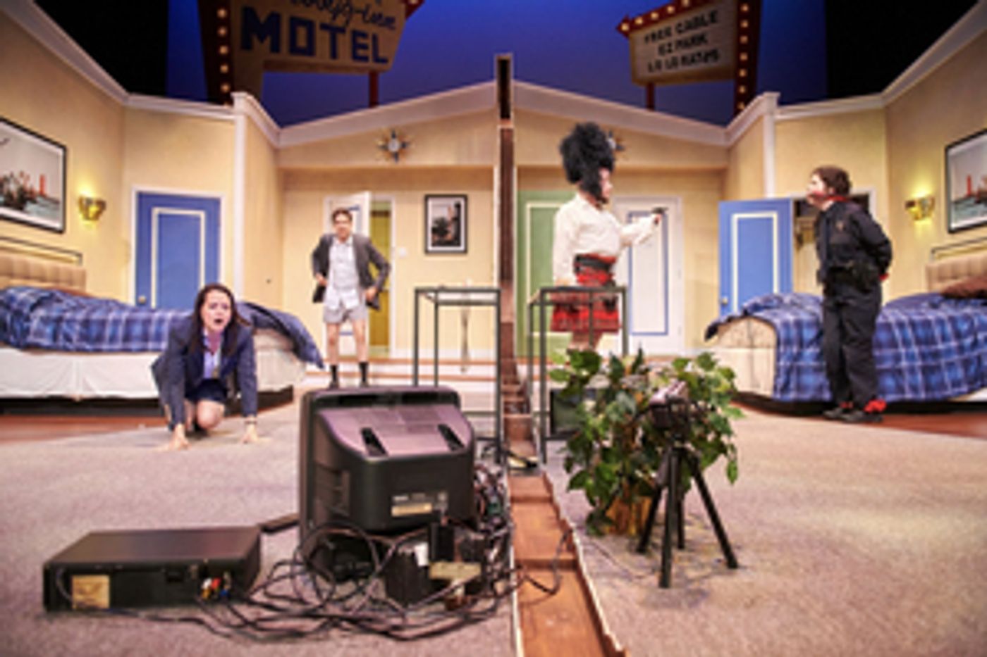 Review: UNNECESSARY FARCE Wins Slapstick Laughs at Milwaukee Chamber Theatre  Image