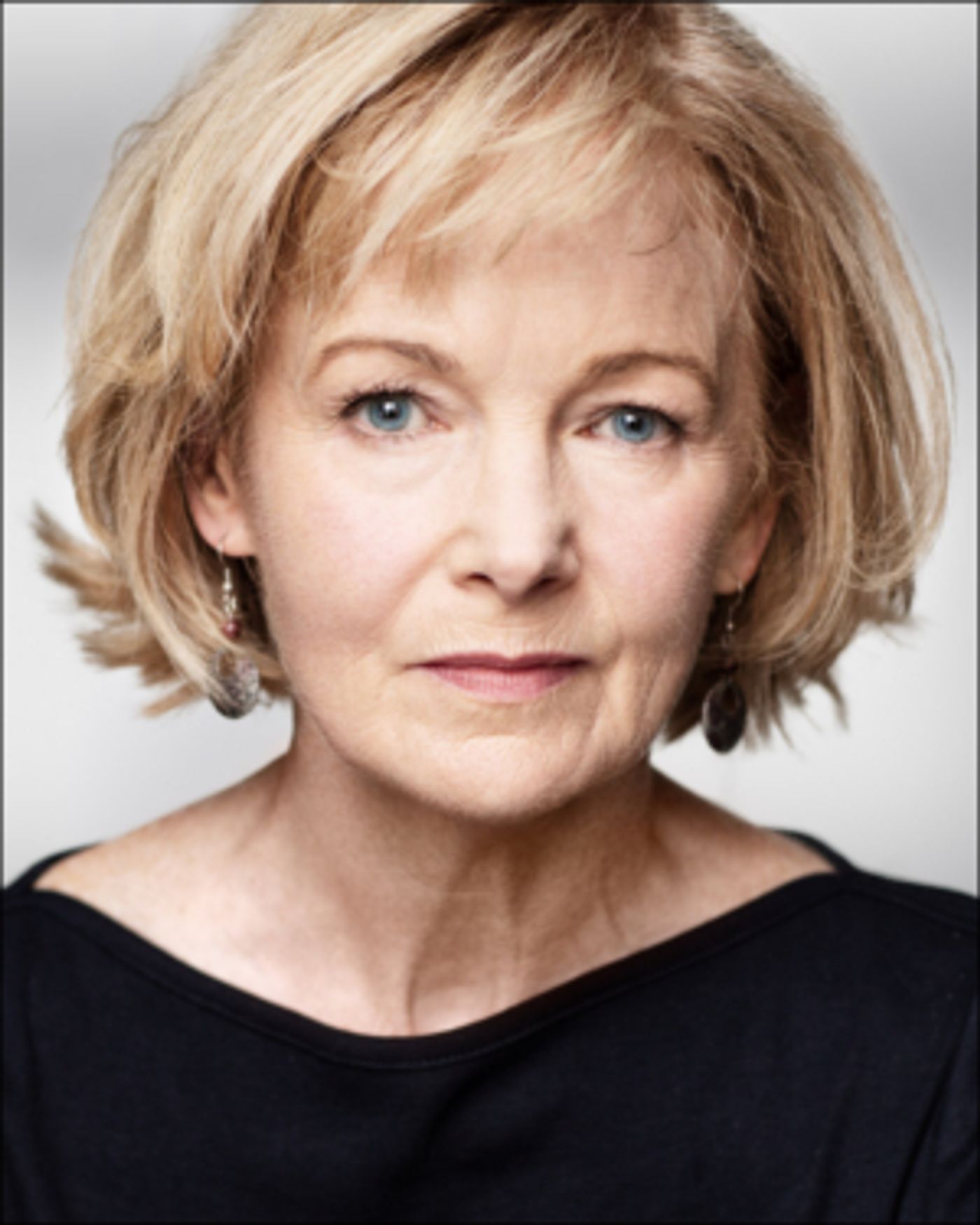 Signature Sets Cast for ESCAPED ALONE  Image