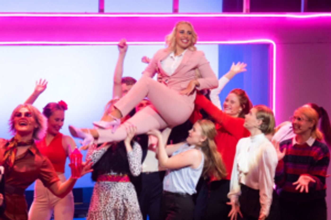 Review: LEGALLY BLONDE at Lillestrøm Kultursenter - An Explosive Pink Energy Bomb Review: LEGALLY BLONDE at Lillestrøm Kultursenter - An Explosive Pink Energy Bomb Image