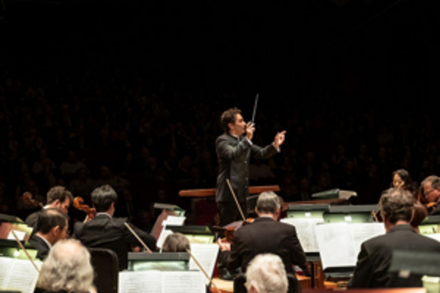 Andrés Orozco-Estrada Leads Houston Symphony in Choral Works by Mendelssohn and Mahler  Image