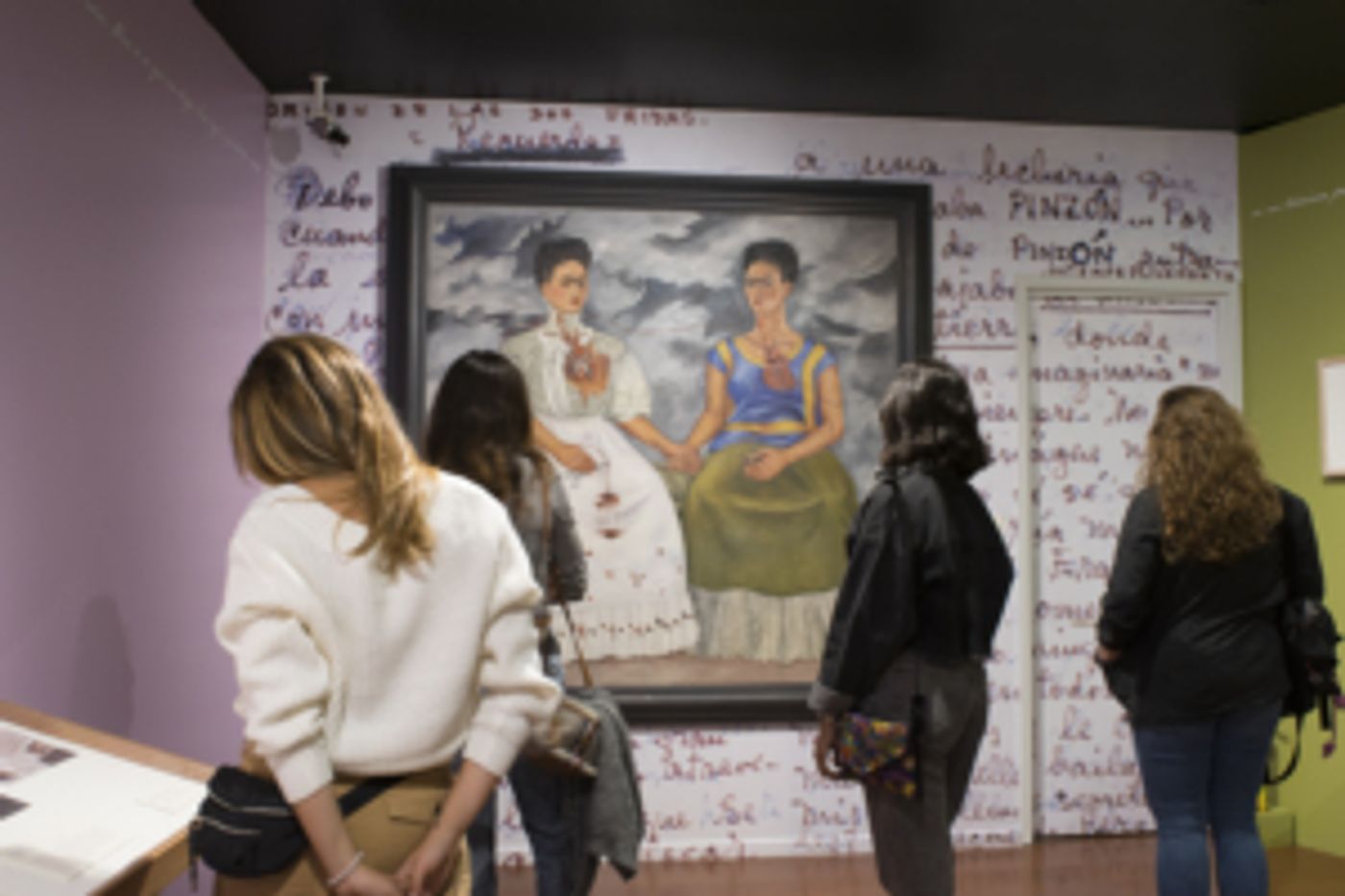 Las dos Fridas, cuadro de Frida Kahlo, cumple 80 años con presentación en el Museo de Arte Moderno exhibe  Image