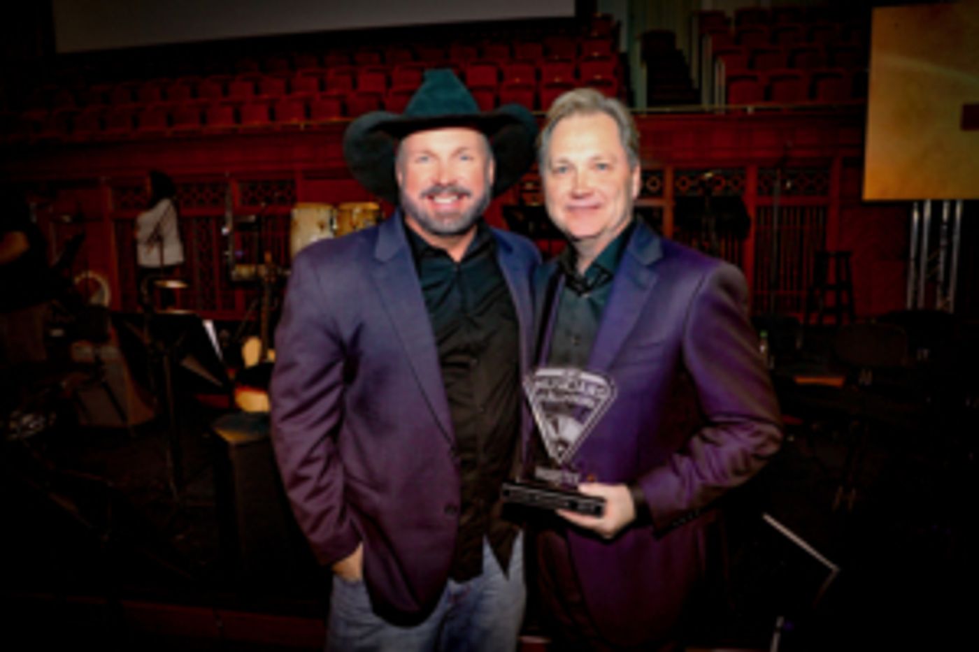 Garth Brooks Inducts Steve Wariner into Musicians Hall of Fame  Image