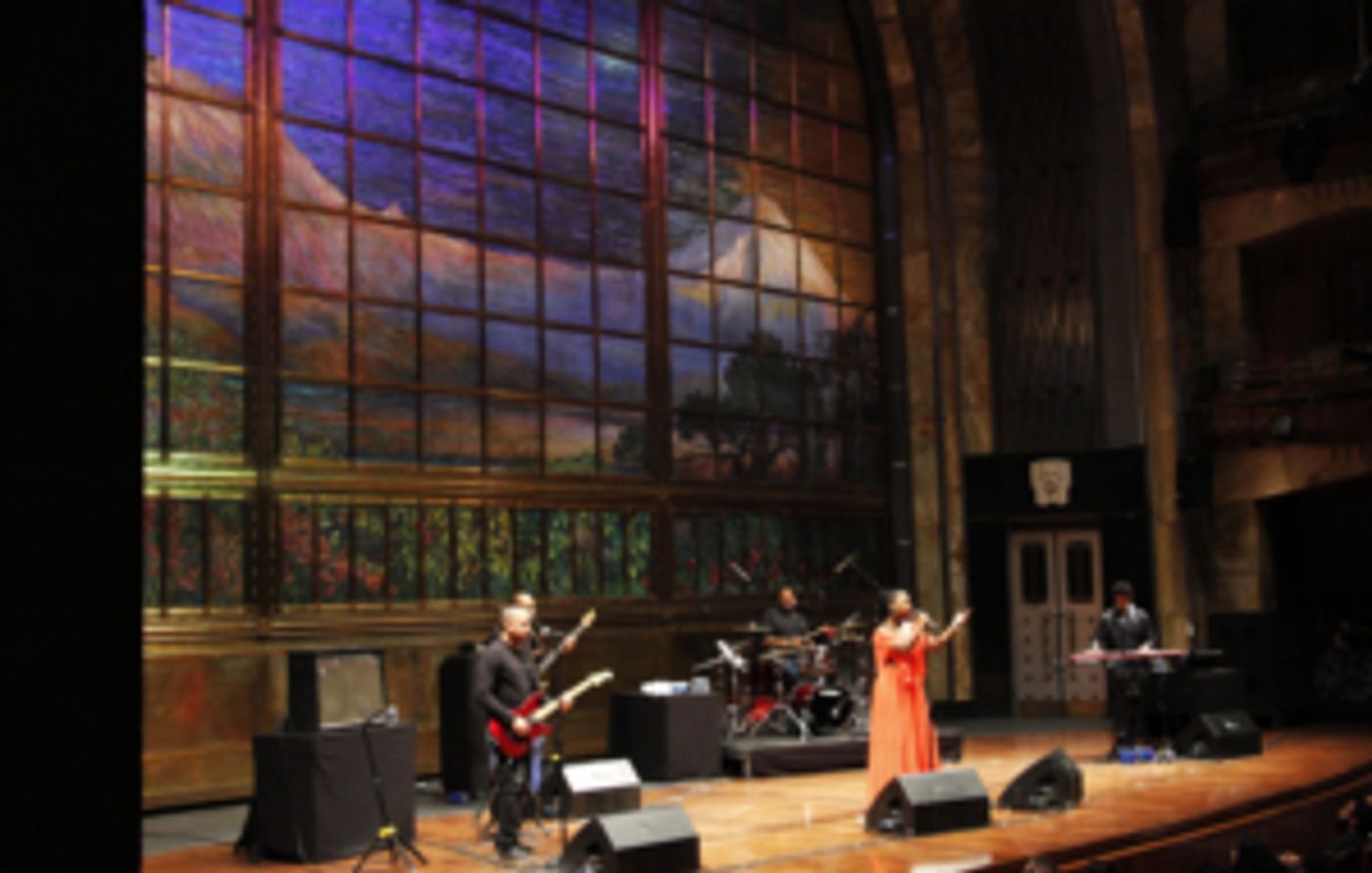 El Palacio de Bellas Artes vibró con la voz de la cantautora de Cabo Verde, Elida Almeida El Palacio de Bellas Artes vibró con la voz de la cantautora de Cabo Verde, Elida Almeida Image