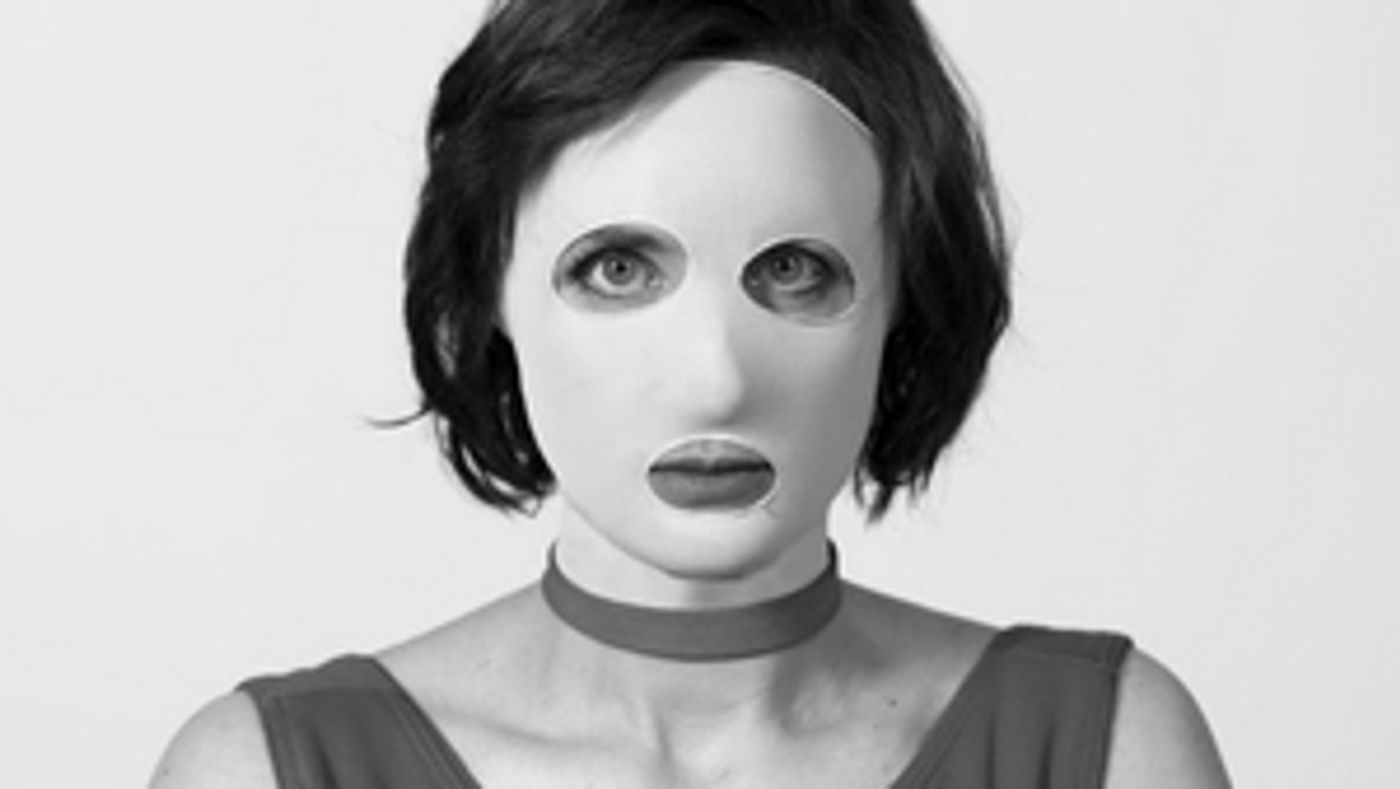 En Skruvad Komedi Om Identitet Och Könsroller – Nordenpremiär För Vem är Schmitz?  Image