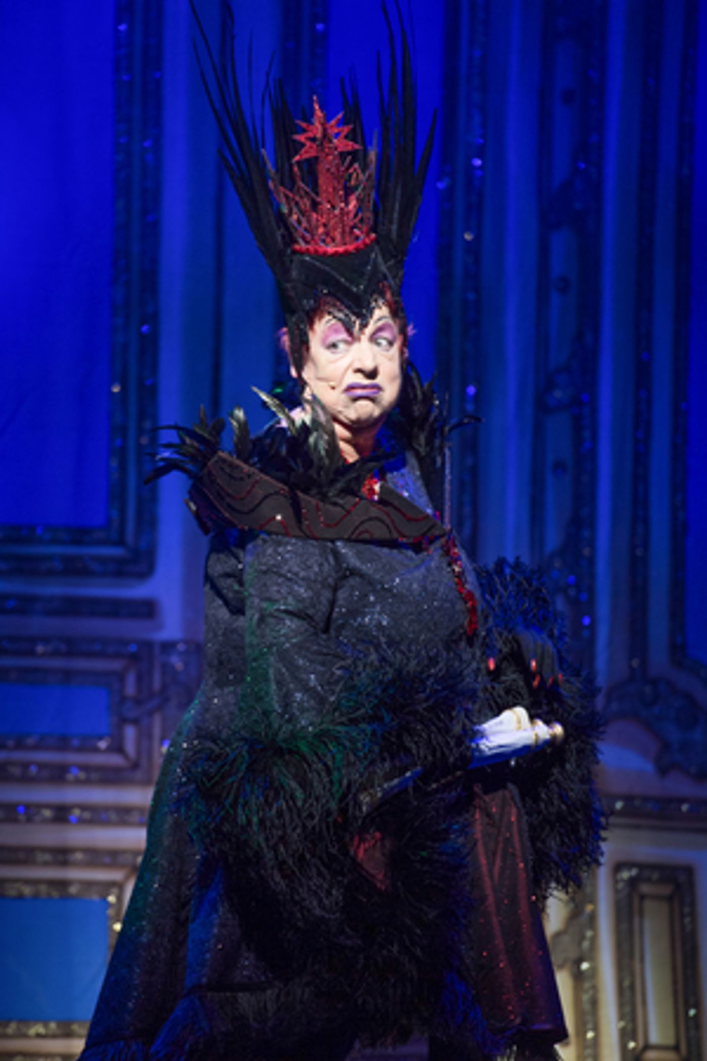 Review: SNOW WHITE AND THE SEVEN DWARFS, Richmond Theatre  Image