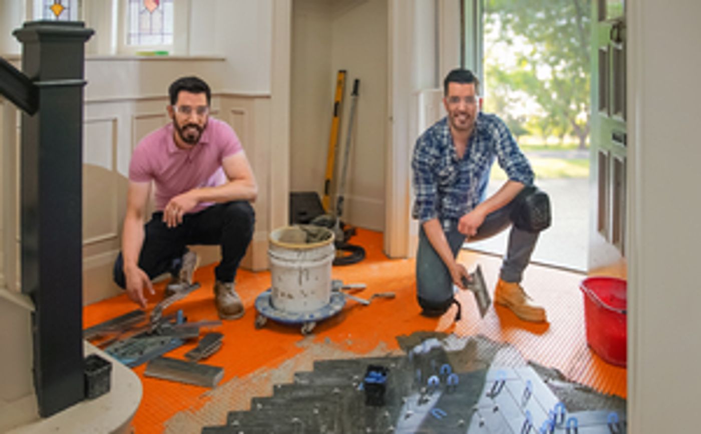 HGTV Extends Its Talent Deal With Drew And Jonathan Scott To 2022  Image