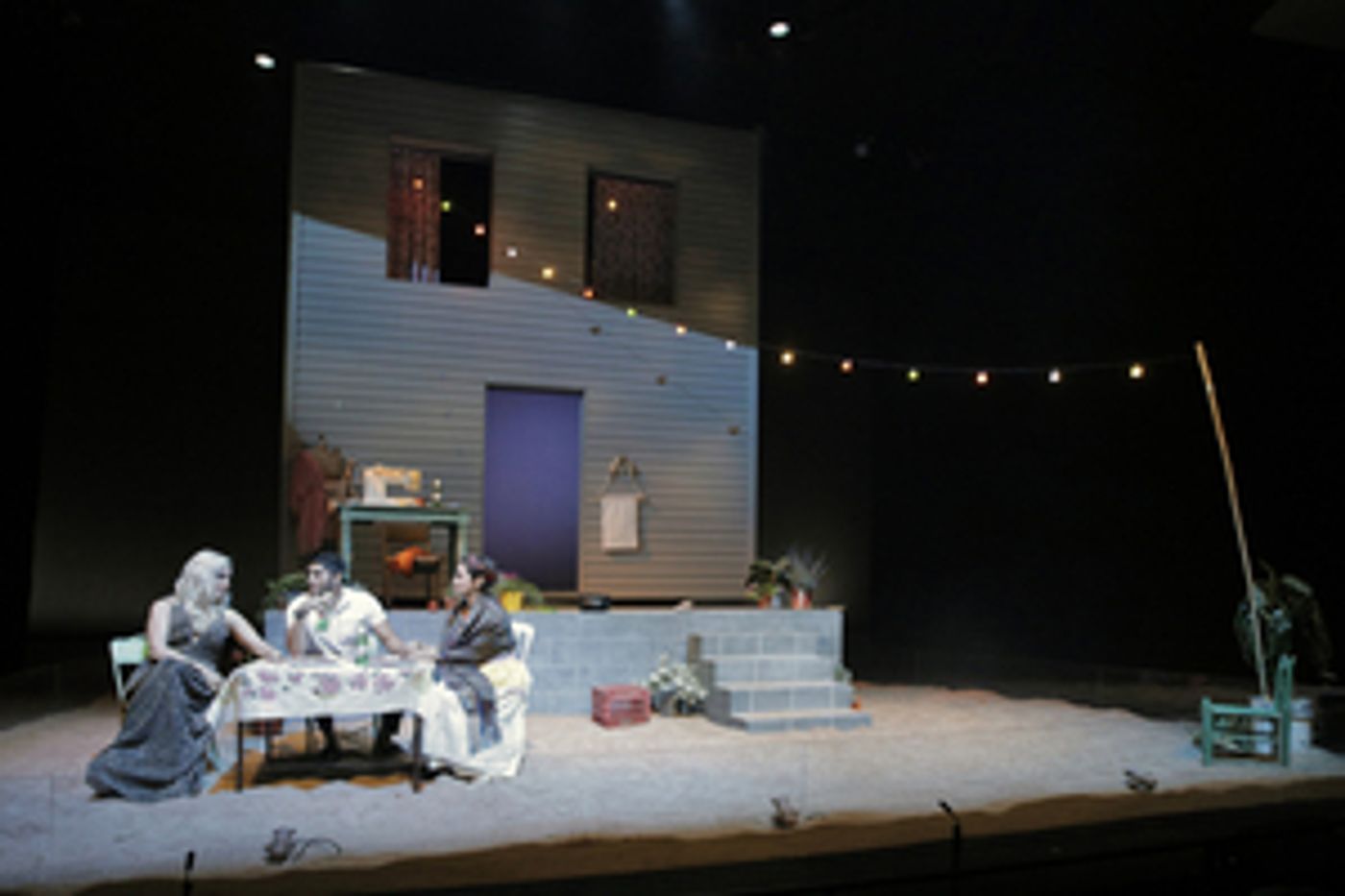 Review: The Rep Raises the Bar in the Barrio with MOJADA: A MEDEA IN LOS ANGELES  Image