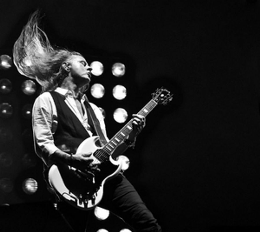 Jerry Cantrell Signs To Gibson Image