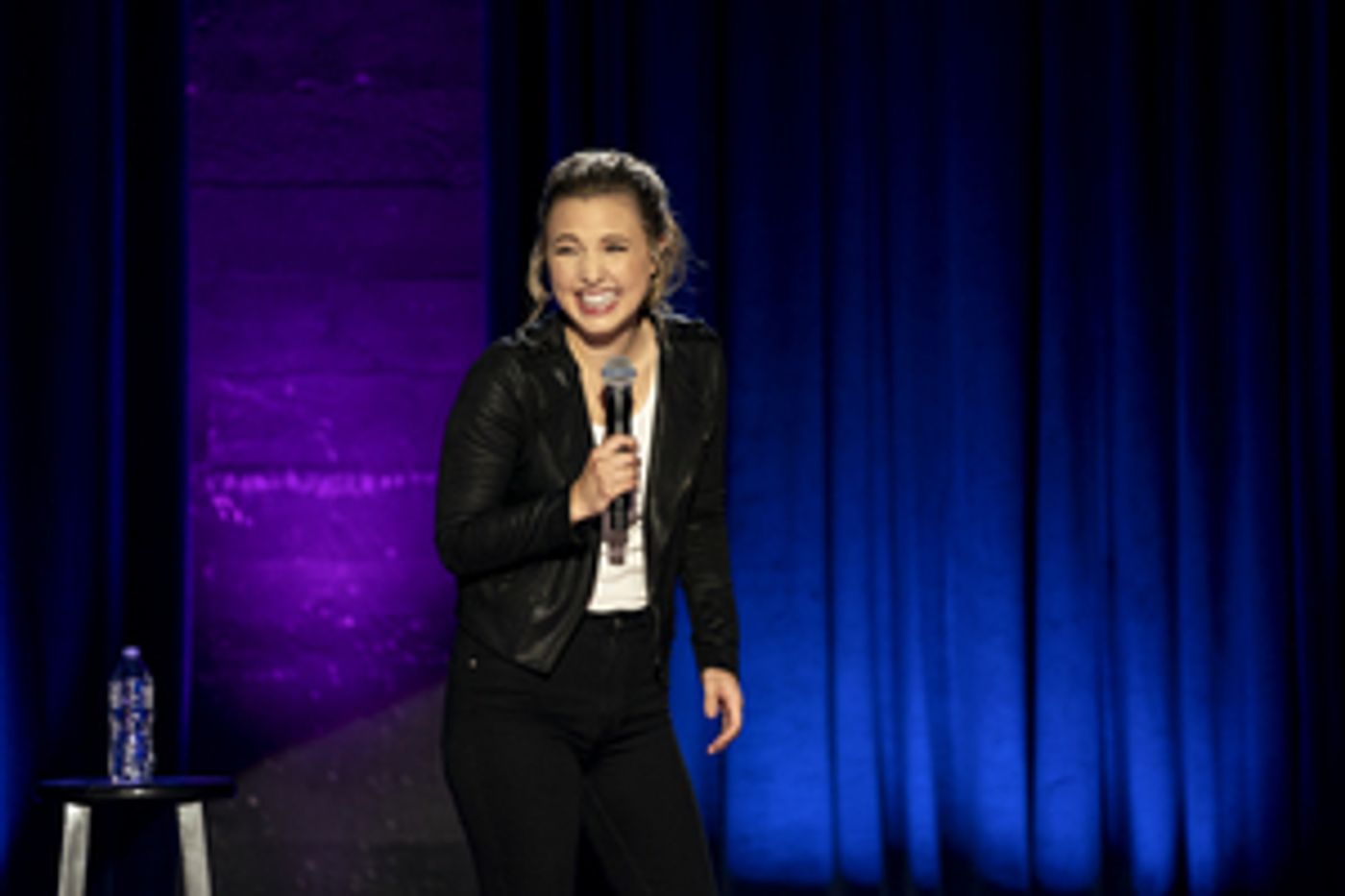 Netflix Announces Taylor Tomlinson's First Hour-Long Comedy Special  Image