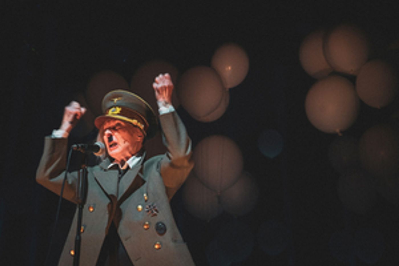 BWW Finland: HITLER JA BLONDI ON DOKUMENTAARINEN, BRECHTILÄISYYDELLÄ MAUSTETTU POHDINTA PAHUUDESTA BWW Finland: HITLER JA BLONDI ON DOKUMENTAARINEN, BRECHTILÄISYYDELLÄ MAUSTETTU POHDINTA PAHUUDESTA Image